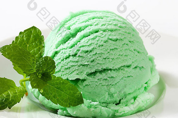 盘子里放一勺绿色冰淇淋