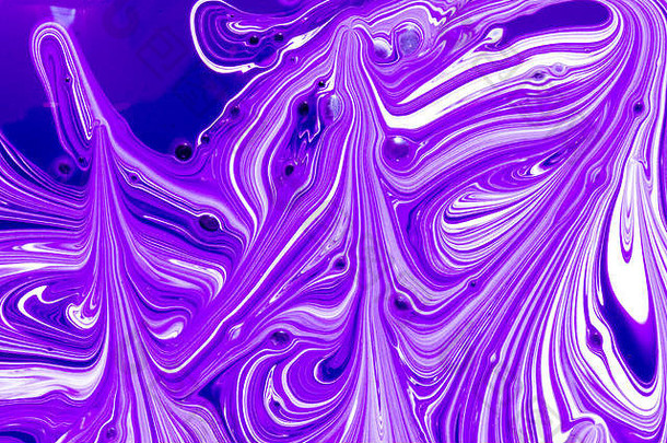 紫色和白色液体涂料漩涡的抽象背景