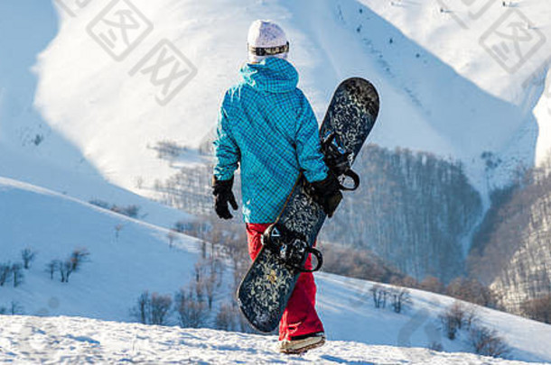 滑雪女孩站滑雪板