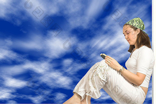 正在读书的女孩-天空背景