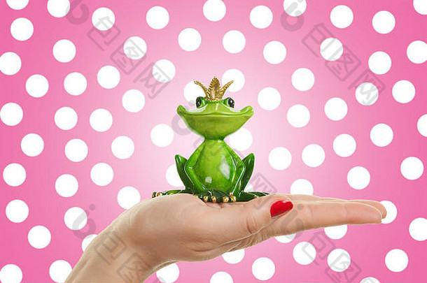女手持有青蛙王子概念约会爱情人节一天