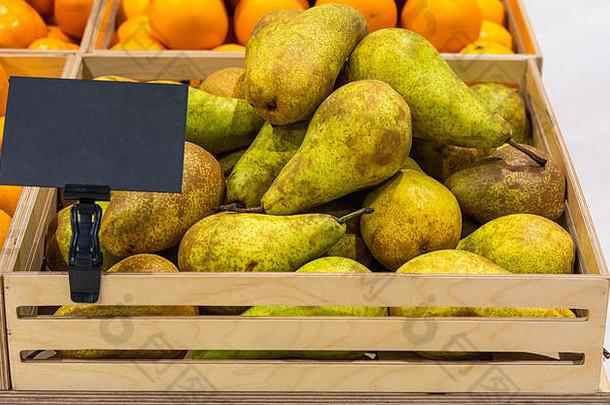 将梨品种放在有价格标签的木箱中