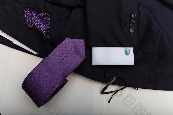 奢侈品男人的服装配件紫色的集合夹克袖扣领带手帕父亲的一天情人节一天概念