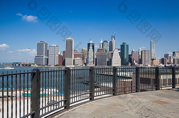 纽约布鲁克林海滨长廊的曼哈顿天际线