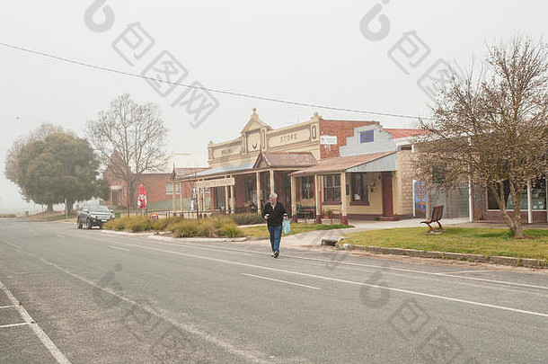 澳大利亚维多利亚州沃尔瓦街上行走的男子