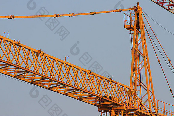 建筑工地上大型黄鹤的桁架