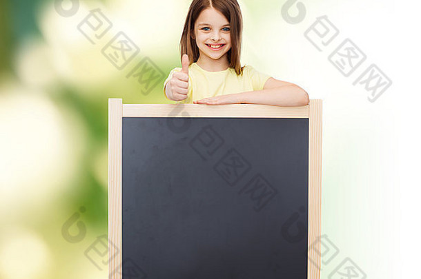 带着空白黑板的快乐小女孩