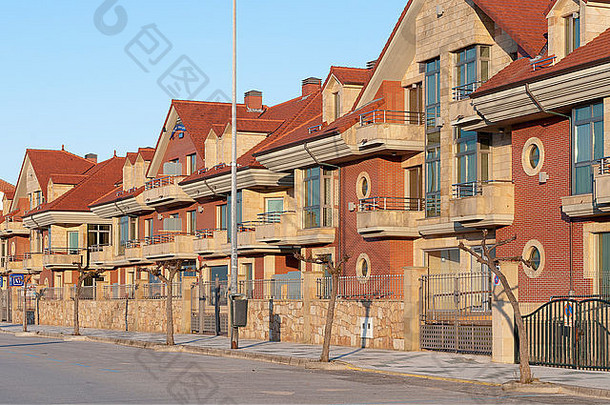 欧洲西班牙坎塔布里亚岛伊斯拉镇公寓楼正面。
