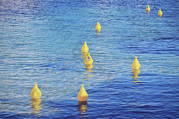 西班牙巴利阿里群岛梅诺卡岛南部海岸的黄色浮标