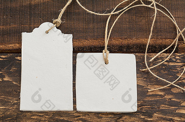 白色标签、蕾丝和质朴木制背景线，几何形状