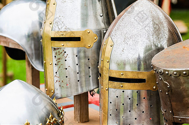 中世纪盔甲的选择