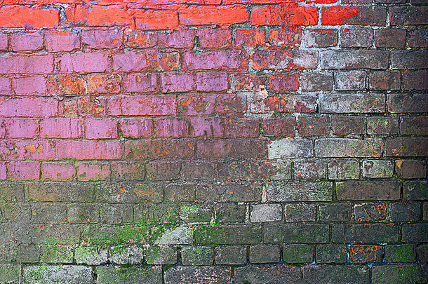 漆成粉红色和绿色的风化砖墙