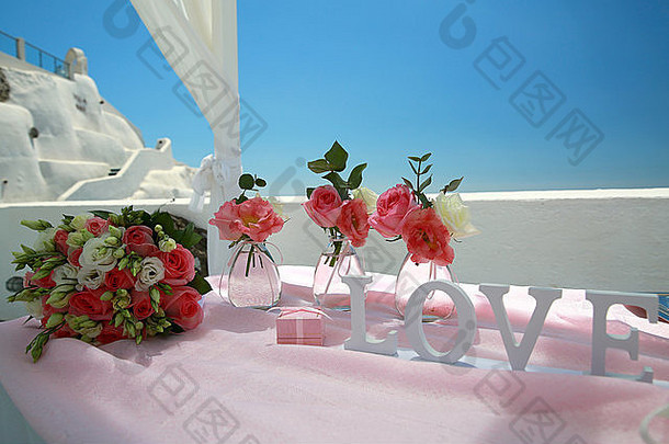 婚礼花束希腊蓝天岛圣托里尼背景上的新娘