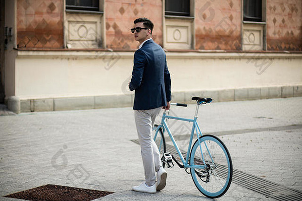 穿着蓝色<strong>自行车</strong>的优雅年轻人在街上户外活动