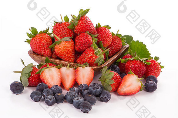 碗集美丽的美味的草莓蓝莓孤立的白色背景关闭复制空间剪裁路径减少