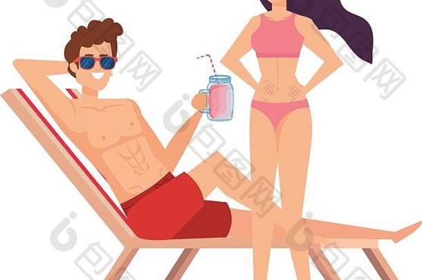 年轻的夫妇放松海滩椅子喝汁水果