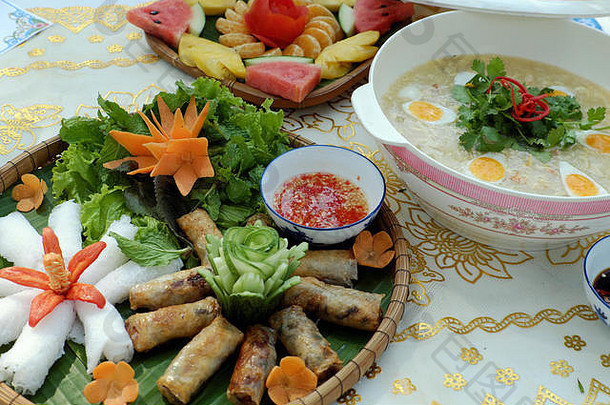 越南家庭周末大餐有垃圾汤、米粉和炸春卷、水果甜点、美味的餐桌食品