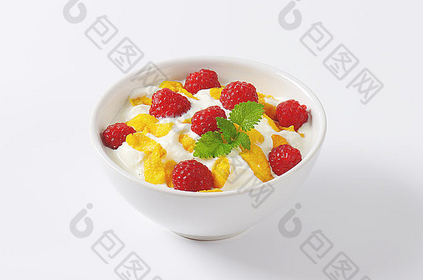 健康早餐-一碗玉米片和覆盆子酸奶