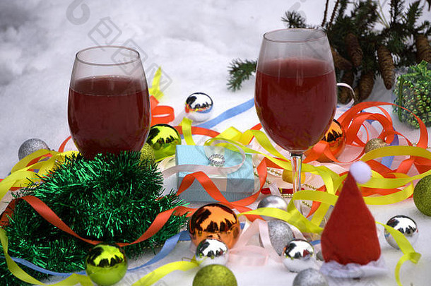 圣诞装饰品，松果，雪，糖果和冷杉枝。