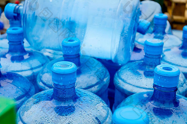 用于冷却器的大空塑料水瓶堆放在室外仓库。