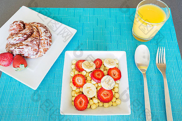 美味的早餐，一碗麦<strong>片</strong>粥，配新鲜水果和粘粘的面包
