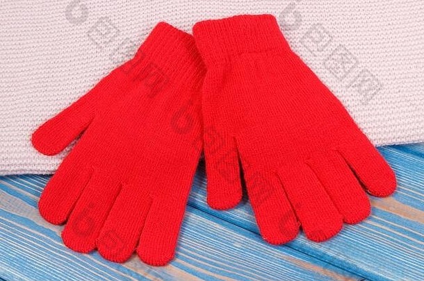 一双红色女式手套和披肩，适用于秋季或<strong>冬季</strong>，<strong>保暖</strong>服装概念
