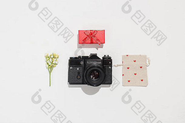 时尚的平躺作文复古的相机红色的礼物盒子礼物帆布袋红色的心形状春天场花白色背景