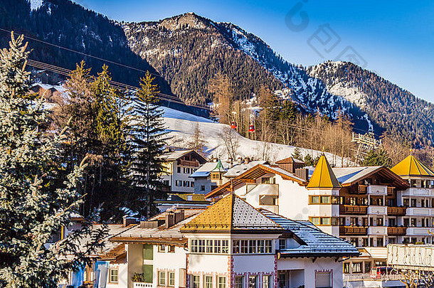 屋顶人友好的高山小镇背景雪山意大利阿尔卑斯山脉