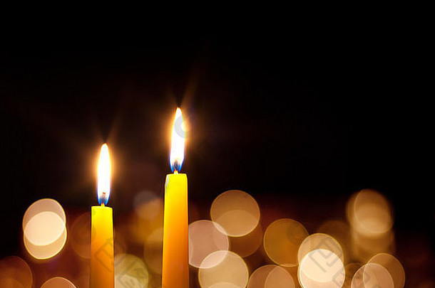 黄色的蜡烛燃烧晚上散景黑暗摘要圣诞节浪漫的背景
