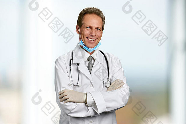 微笑的医生，带着微笑。