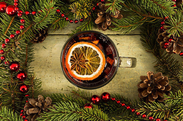 圣诞框架概念和一杯中间有调味品的热煮酒