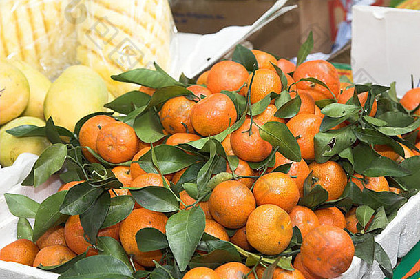 市场上出售的多汁的柑橘