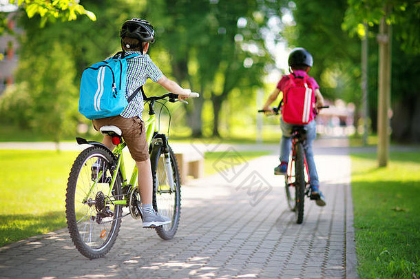 孩子们帆布包骑自行车公园学校
