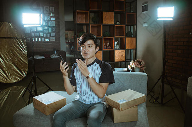 年轻人vlogger对新型智能手机系列的发展进行视频回顾