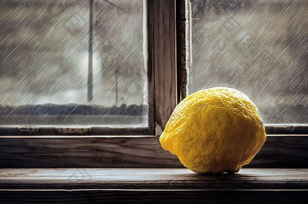 一个柠檬坐在乡村窗户的门槛上