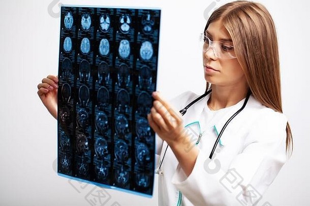 医生检查病人脑部的核磁共振图像