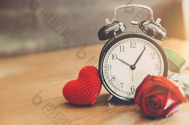 带心形和红玫瑰复古色调空间的爱情时钟