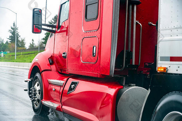 红色闪亮的大钻机流行的专业可靠发动机罩长距离半挂车，用干式厢式半挂车在道路上运输商业货物