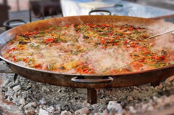 老板烹饪巨大的西班牙语西班牙海鲜饭烧烤都灵意大利3月