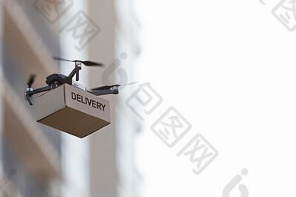 小型无人驾驶飞机在城市中传送邮箱