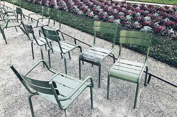 <strong>卢森堡</strong>花园（Jardin du Luxembourg，也称为巴黎的<strong>卢森堡</strong>花园）的空椅子和新鲜种植的鲜花