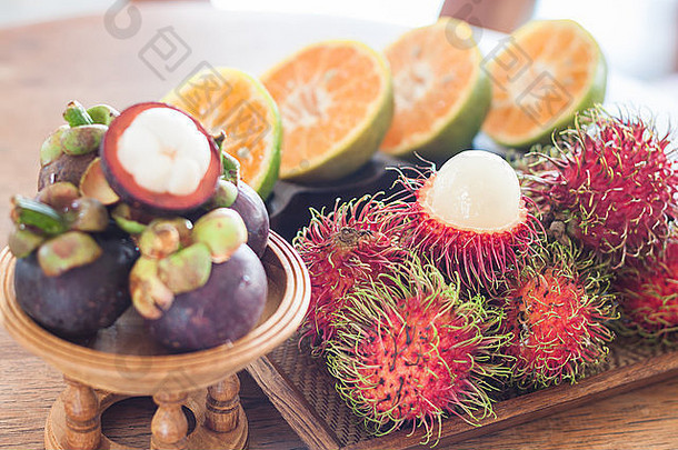 木制桌子上的泰国热带水果，库存照片