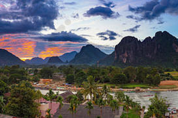 老挝万荣日落时的景观全景。