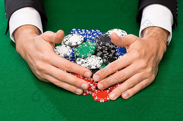 桌上拿筹码的扑克玩家