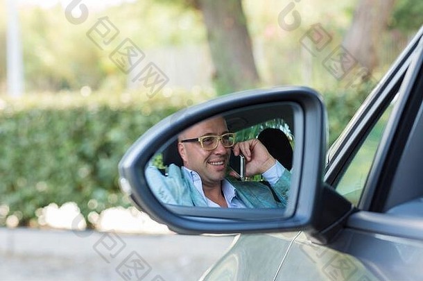 年轻的英俊的商人移动电话开车车工作反射一边镜子有风险的不计后果的司机<strong>坏习惯</strong>交通安全