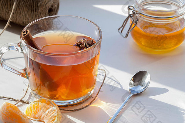 一杯蜂蜜、肉桂和<strong>八戒</strong>茶，放在浅色背景的桌子上