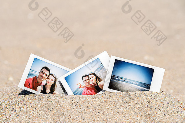 年轻男女朋友在海滩上的快乐夫妻即时照片