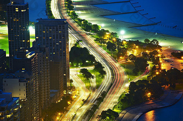 晚上在芝加哥湖岸大道。鸟瞰图。芝加哥，伊利诺伊州，美国。美国<strong>城市图片</strong>集。