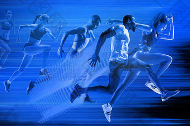 年轻的非裔美国人和白种人在蓝色工作室背景下独自奔跑。在霓虹灯下有阴影的慢跑运动员的剪影。运动或运动。创意拼贴。