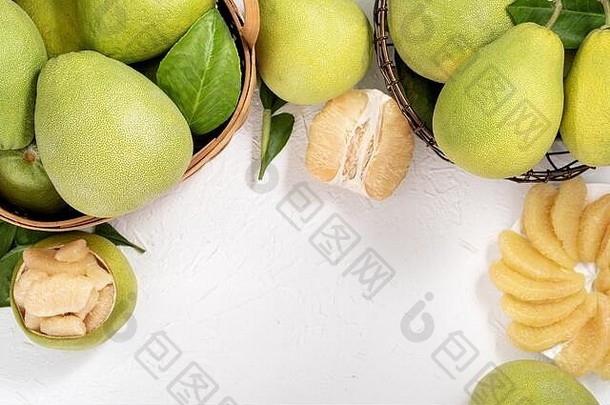 新鲜去皮柚子、柚子、葡萄柚、柚子，明亮的木质背景。秋季时令水果，俯视，平放，桌面拍摄。